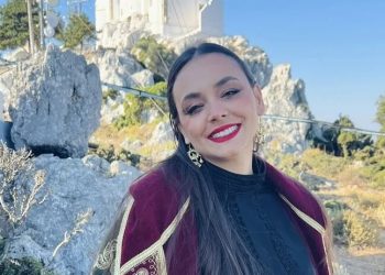 Ερήνη Τορνεσάκη: Η Κρητικιά που έμαθε ριζίτικα στους Αμερικανούς και τους Κινέζους!