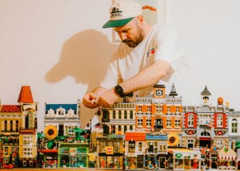 Ραντεβού για επιτραπέζια και LEGO: Οι Έλληνες κάνουν οικονομία και μένουν σπίτι