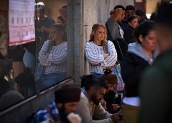 Ισπανία: Μετανάστες σπεύδουν μαζικά να υποβάλουν αίτηση στο νέο πρόγραμμα νομιμοποίησης