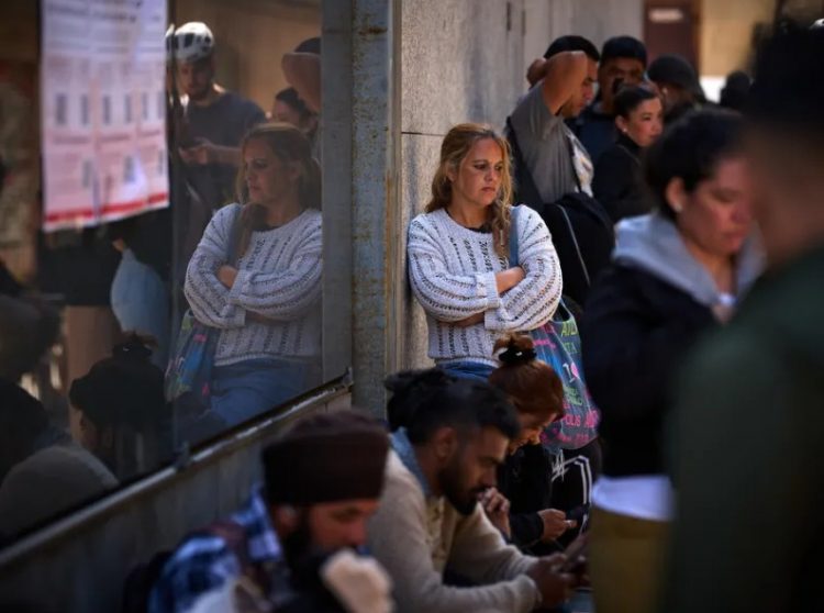Ισπανία: Μετανάστες σπεύδουν μαζικά να υποβάλουν αίτηση στο νέο πρόγραμμα νομιμοποίησης