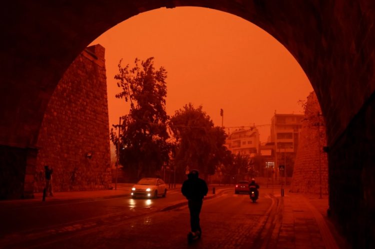 Γιατί ο ουρανός της Κρήτης βάφτηκε κόκκινος; Η επιστημονική εξήγηση πίσω από το σκηνικό