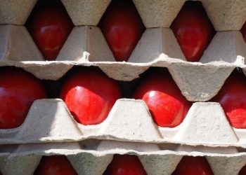 Κόκκινα αυγά εκτός ψυγείου: Πόσο κρατάνε, το συχνότερο λάθος που κάνουμε