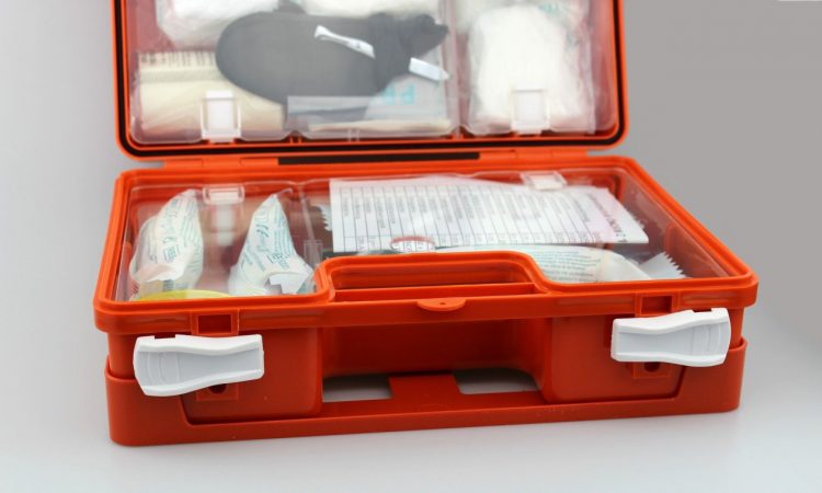 Κουτί πρώτων βοηθειών στο αυτοκίνητο: Ο αναλυτικός πίνακας με όλα όσα πρέπει να περιλαμβάνει