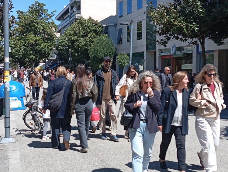 Κοσμοσυρροή στο κέντρο και σε κάθε γωνιά της πόλης από το μεσημέρι της Μεγάλης Παρασκευής