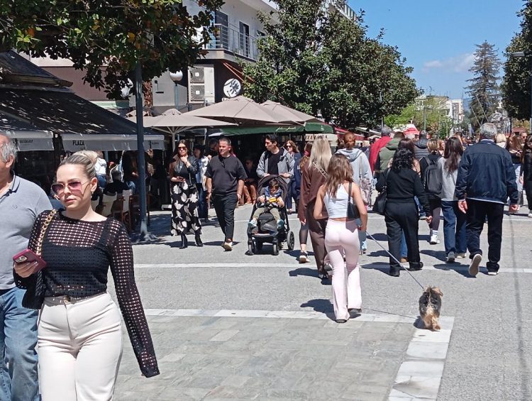 Κοσμοσυρροή στο κέντρο και σε κάθε γωνιά της πόλης από το μεσημέρι της Μεγάλης Παρασκευής