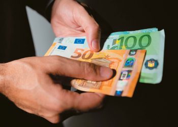 Ζευγάρι “υπαλλήλων” του ΔΕΔΔΗΕ έπεισε ηλικιωμένη να τους παραδώσει μετρητά και τραπεζικό βιβλιάριο!!