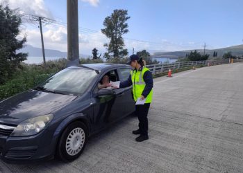 Ενημερωτικά φυλλάδια με συμβουλές οδικής ασφάλειας διένειμαν αστυνομικοί σε οδηγούς οχημάτων