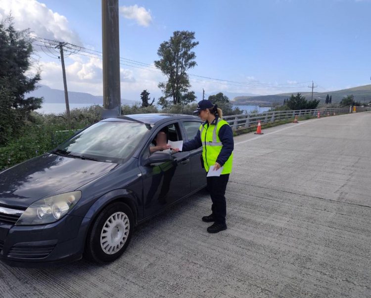 Ενημερωτικά φυλλάδια με συμβουλές οδικής ασφάλειας διένειμαν αστυνομικοί σε οδηγούς οχημάτων