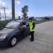 Ενημερωτικά φυλλάδια με συμβουλές οδικής ασφάλειας διένειμαν αστυνομικοί σε οδηγούς οχημάτων