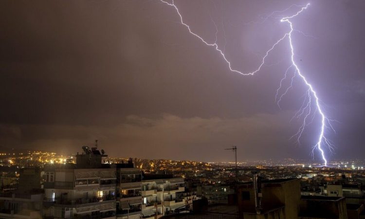 Κακοκαιρία Erminio: Σε κόκκινο συναγερμό η μισή χώρα – Κίνδυνος για πλημμύρες – Οι κρίσιμες ώρες