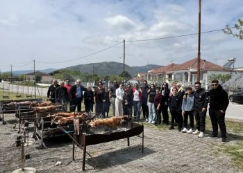 Πάσχα στο Γριζάνο: Όλη η γειτονιά μια παρέα γύρω από τις σούβλες (ΒΙΝΤΕΟ)
