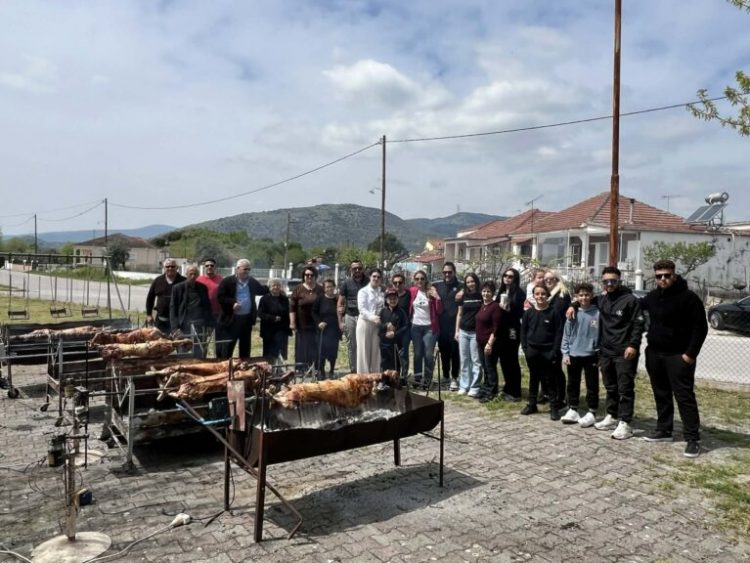 Πάσχα στο Γριζάνο: Όλη η γειτονιά μια παρέα γύρω από τις σούβλες (ΒΙΝΤΕΟ)