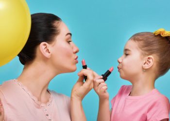 Παιδιά και μακιγιάζ: Τι πρέπει να γνωρίζουν οι γονείς πριν πουν ναι