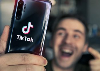 Ο εθισμός στο TikTok ίσως οφείλεται σε άγχος προσκόλλησης, όχι στη δύναμη της θέλησης