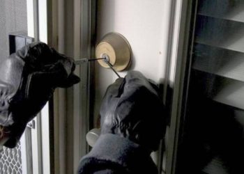 Θεσσαλονίκη: Έκανε απόπειρα ληστείας σε καφεκοπτείο, προσπάθησε να διαφύγει και έπεσε από 2,5 μέτρα