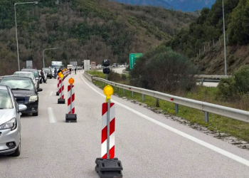 Εγνατία Οδός: Ο Ταχιάος μιλά για «αναβάθμιση», αλλά οι οδηγοί μένουν εγκλωβισμένοι στα κολωνάκια και τη μία λωρίδα