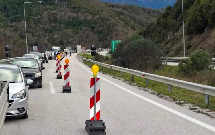 Εγνατία Οδός: Ο Ταχιάος μιλά για «αναβάθμιση», αλλά οι οδηγοί μένουν εγκλωβισμένοι στα κολωνάκια και τη μία λωρίδα