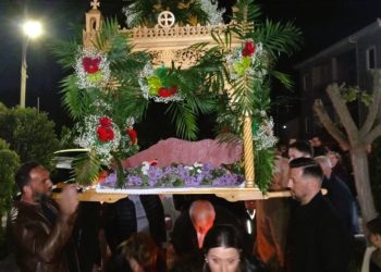 Η Περιφορά του Επιταφίου στις Καρυές Τρικάλων (ΦΩΤΟ)