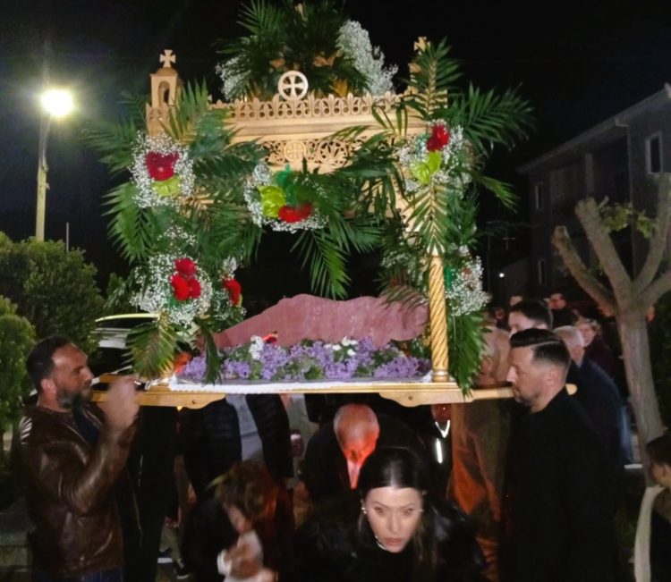 Η Περιφορά του Επιταφίου στις Καρυές Τρικάλων (ΦΩΤΟ)