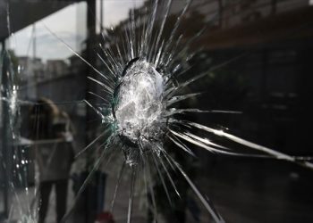 Στα χέρια της ΕΛ.ΑΣ. 21χρονος που έσπαγε τζαμαρίες καταστημάτων με λοστό για να κλέψει