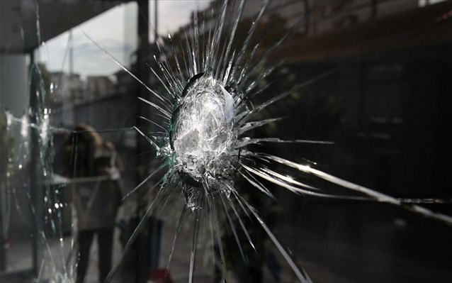 Στα χέρια της ΕΛ.ΑΣ. 21χρονος που έσπαγε τζαμαρίες καταστημάτων με λοστό για να κλέψει