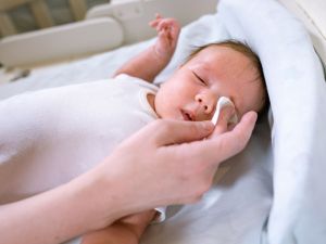 Πώς θα καθαρίσω σωστά τα ματάκια του μωρού; Με τί;