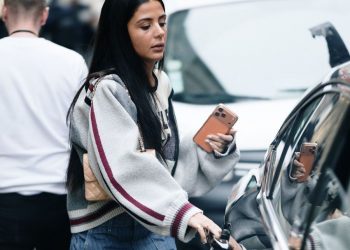 Sweatpant jeans: Η άνεση της φόρμας συναντά το στυλ και τη διαχρονικότητα του τζιν