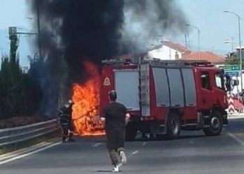 Βίντεο σοκ: Δείτε αυτοκίνητο να τυλίγεται στις φλόγες στη μέση του δρόμου