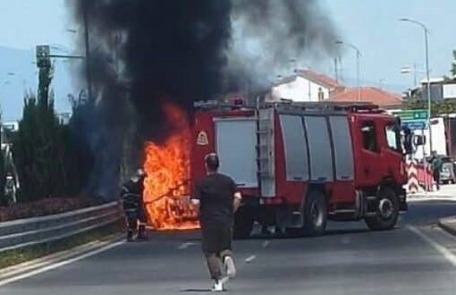 Βίντεο σοκ: Δείτε αυτοκίνητο να τυλίγεται στις φλόγες στη μέση του δρόμου