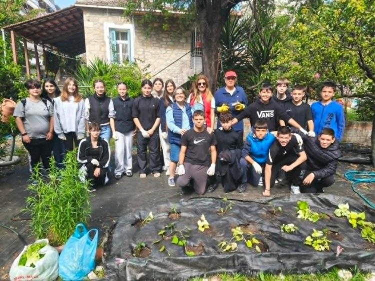 Ένα μάθημα στη φύση: Η Α3 τάξη του 4ου Γυμνασίου στον κήπο του Δημήτρη Τουφεξίδη