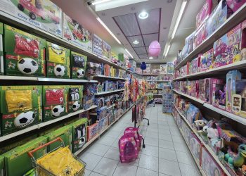Μπαίνεις για μία λαμπάδα και φεύγεις με δώρα για όλη την οικογένεια από τα Junior Toys!