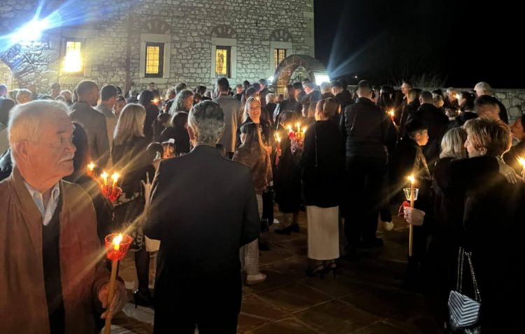 Καρυές Τρικάλων: “Χριστός Ανέστη” με εκκλησιαστικούς ύμνους, πασχαλινά αυγά και εντυπωσιακά πυροτεχνήματα!!! (ΦΩΤΟ – ΒΙΝΤΕΟ)