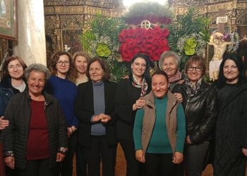 Με τα πιο όμορφα λουλούδια της Άνοιξης ο Επιτάφιος του Ι.Ν. Αγίου Αθανασίου στις Καρυές Τρικάλων (ΦΩΤΟ)