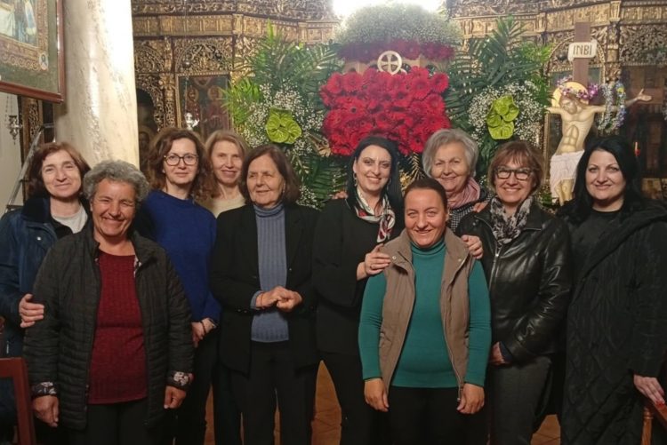 Με τα πιο όμορφα λουλούδια της Άνοιξης ο Επιτάφιος του Ι.Ν. Αγίου Αθανασίου στις Καρυές Τρικάλων (ΦΩΤΟ)