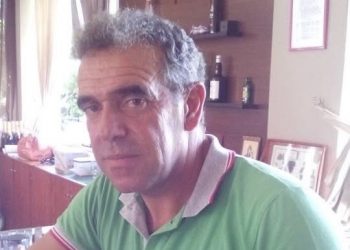 Ο Νικόλαος Τσιόκανος είναι ο 57χρονος που βρέθηκε νεκρός έξω από το σπίτι του στη Φαρκαδόνα