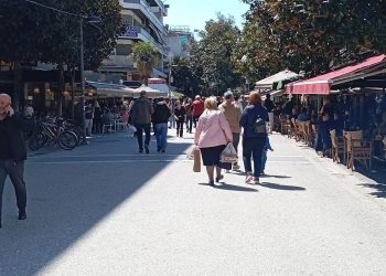 Πολυκοσμία στο κέντρο της πόλης για τη βόλτα και τα ψώνια της τελευταίας στιγμής