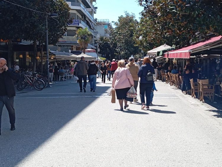 Πολυκοσμία στο κέντρο της πόλης για τη βόλτα και τα ψώνια της τελευταίας στιγμής