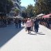 Πολυκοσμία στο κέντρο της πόλης για τη βόλτα και τα ψώνια της τελευταίας στιγμής