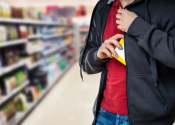 Τους …έκαψαν τα αντηλιακά που έκλεψαν από τα ράφια του σούπερ μάρκετ – “Στην φάκα” αντί για το… ταμείο 30χρονος και 39χρονος