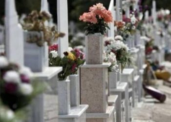 O μακαρίτης της έβγαλε τον καημό του με ένα τραγούδι του Βασίλη Καρρά από τα… ηχεία της νεκροφόρας!