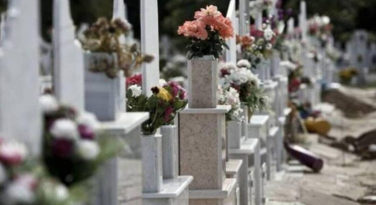 O μακαρίτης της έβγαλε τον καημό του με ένα τραγούδι του Βασίλη Καρρά από τα… ηχεία της νεκροφόρας!