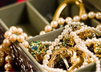 Νέα απάτη: Την έπεισαν ότι κινδυνεύει από… ηλεκτροπληξία και της άρπαξαν χρυσή λίρα, κοσμήματα και 50.000 ευρώ!