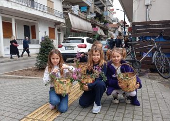 Μύρισε Πάσχα και άνοιξη στην πόλη – Οι μικρές Λαζαρίνες προανήγγειλαν την Ανάσταση του Λάζάρου στα Τρίκαλα