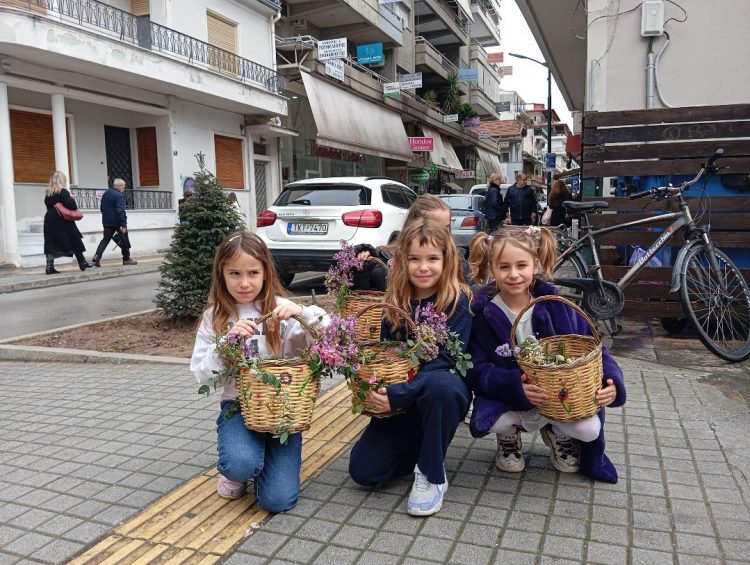 Μύρισε Πάσχα και άνοιξη στην πόλη – Οι μικρές Λαζαρίνες προανήγγειλαν την Ανάσταση του Λάζάρου στα Τρίκαλα