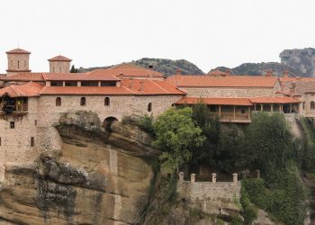 Μετέωρα: Νεκρή γυναίκα ύστερα από πτώση – Το τραγικό συμβάν καταγράφηκε τυχαία με κάμερα (ΦΩΤΟ)