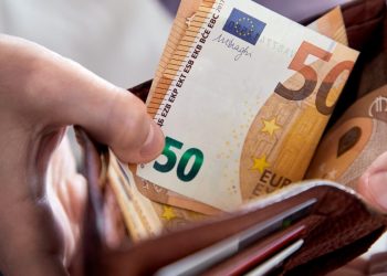 Νέα μέτρα: Όλες οι αλλαγές σε επιδόματα για συνταξιούχους, οικογένειες με παιδιά, και ενοικιαστές – Δεύτερη ευκαιρία σε οφειλέτες