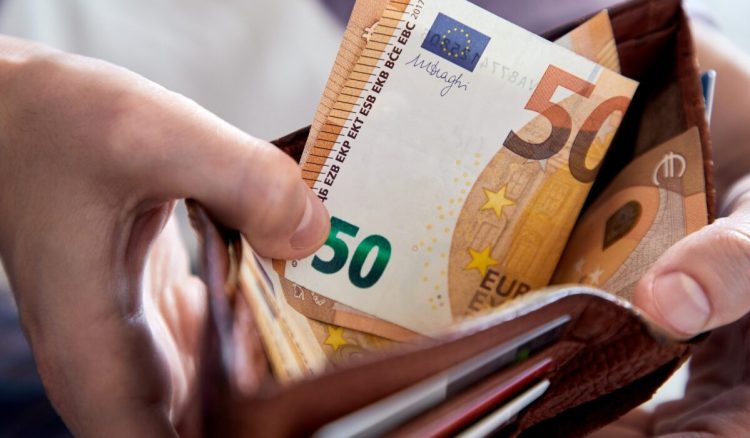 Νέα μέτρα: Όλες οι αλλαγές σε επιδόματα για συνταξιούχους, οικογένειες με παιδιά, και ενοικιαστές – Δεύτερη ευκαιρία σε οφειλέτες