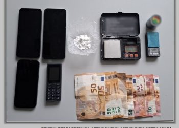 Ναρκωτικά – χρήματα και ζυγαριές εντόπισαν αστυνομικοί σε οικία