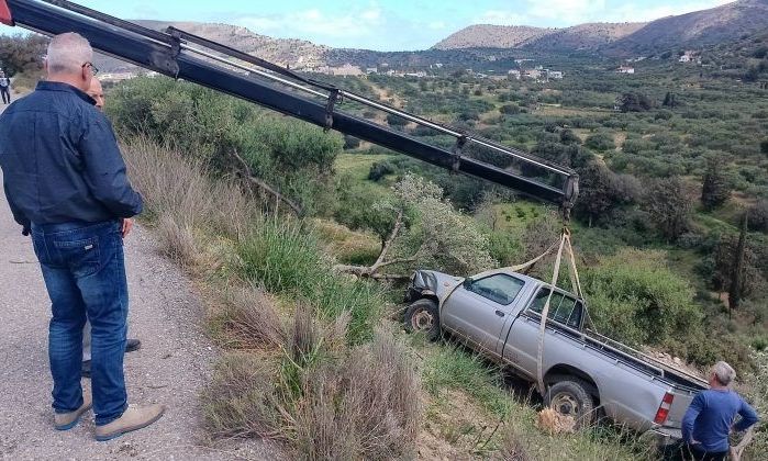 Έψαχναν τον νεωκόρο για την λειτουργία και τον βρήκαν στον γκρεμό μέσα στο αγροτικό του! (ΒΙΝΤΕΟ)