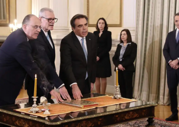 Ορκίστηκαν Λαζαρίδης, Τουρνάς και Σχοινάς μετά τις καταιγιστικές εξελίξεις με ΟΠΕΚΕΠΕ (βίντεο)